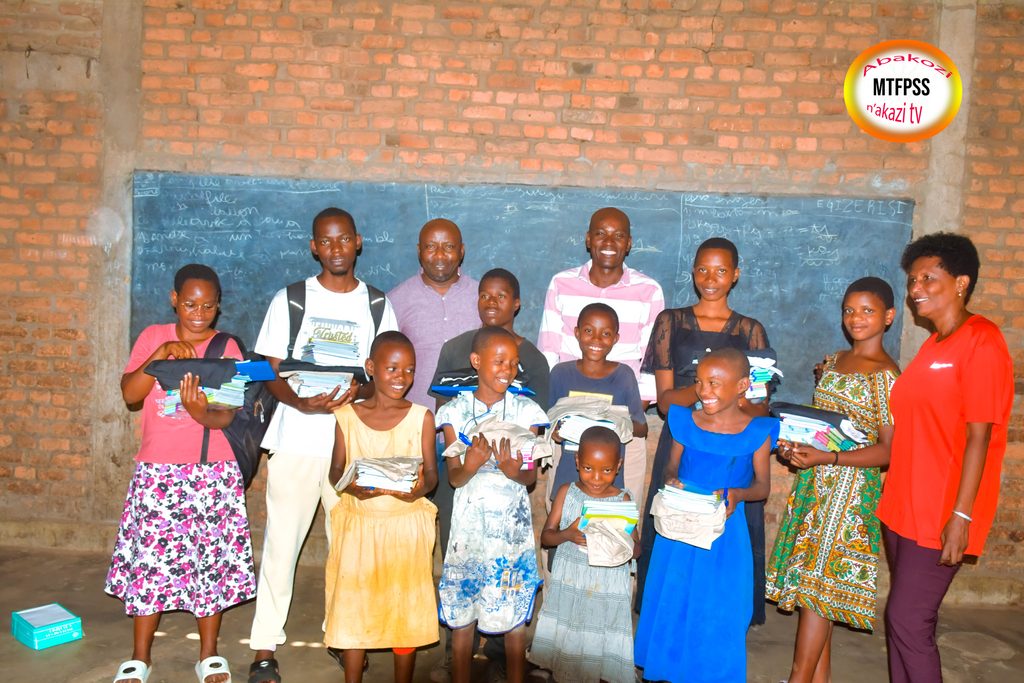 250 kits scolaires distribués à des enfants vulnérables de la province de Bujumbura par le projet  enfants-soleil